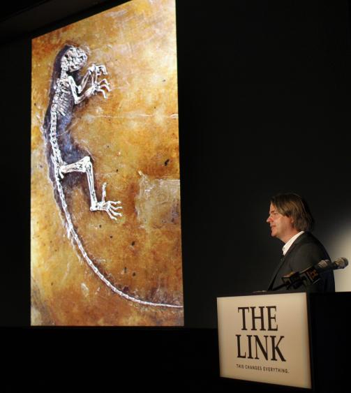 MISSING LINK:  J�rn H. Hurum under presentasjonen i g�r.  Foto: SCANPIX/ REUTERS/Mike Segar