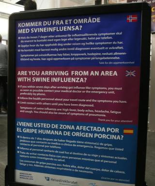 SMITTET?
 Det er utplassert plakater p� Oslo Lufthavn Gardermoen for � informere reisende om symptomer p� svineinfluensa etter at det mandag ble bekreftet at sykdommen er kommet til Europa.
Foto:  Bj�rn Sigurds�n  / SCANPIX