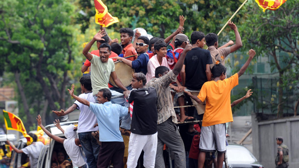 FEIRING I GATENE: Store folkemengder i gatene i Colombo feirer at regjeringen har nedkjempet Tamiltigrene. Foto: Roslan Rahman/Scanpix