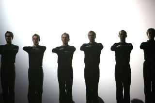 RIVERDANCE: Ble oppfunnet av kristne irer som ville danse, men unng� at menn og kvinner ber�rte hverandre. Foto: AFP
