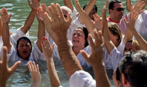 KRISTEN EKSTASE: Dette er brasilianske kristne som ber under en gudstjeneste i Jordan-elva. If�lge Bibelen var det her Jesus ble d�pt. Foto: AP /Tara Todras-Whitehill