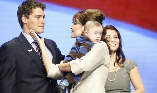 PALIN ST�TTET DATTEREN: Sarah Palin skrev at hun var stolt av datterens avgj�relse om � beholde barnet. Foto: Stella Pictures