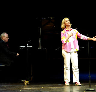 UPYNTET: Anne Sofie von Otter og Bengt Forsberg ga en smakebit p� sitt festspillrepertoar. FOTO: TERJE MOSNES