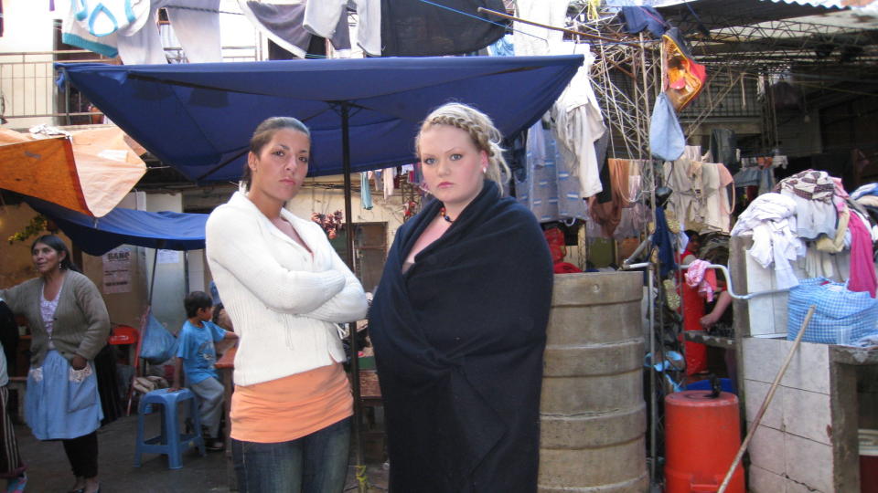 BAK MURENE: Madeleine Alicia Rodriguez (22), Stina Brendemo Hagen (18) og en 19-�ring fra Lillesand har sittet varetektsfengslet i kvinnefengselet i Cochabamba siden mai 2008. N� er det klart at rettssaken deres ikke kommer opp f�r i april 2010. Foto: Gunnar Hultgreen/Dagbladet