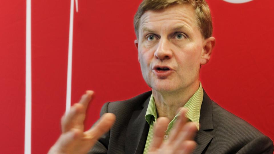 OMKAMP?Erik Solheim mener StatoilHydros investering i oljesand m� f� konsekvenser for hvordan staten bruker sitt eierskap i framtida. Selv er milj�- og utviklingsministeren imot at StatoilHydro bidrar til det omstridte oljesandprosjektet i Canada. Foto: SCANPIX
