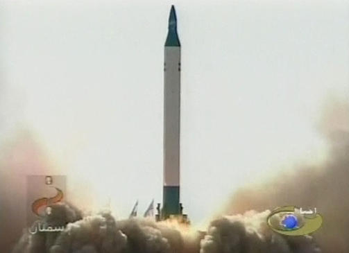 VELLYKKET OPPKYTNING: Dette er tv-bilder av oppksytningen i dag. If�lge Iran hadde raketten rekkevidde til Israel og amerikanske m�l i Midt�sten. Foto: AP Photo/IRIB via APTN/SCANPIX