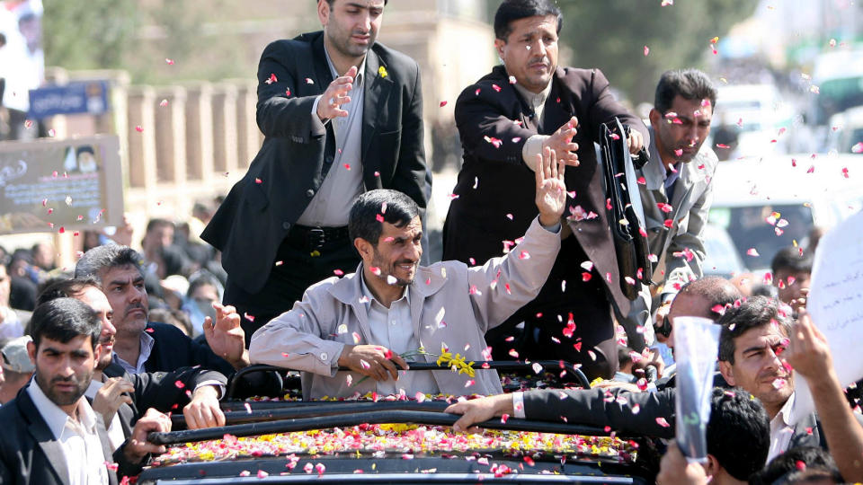 PRESIDENTJUBEL: Irans president, Mahmoud Ahmadinejad, ble hyllet i Semnan - stedet der oppksytningen fant sted. Foto: AP/SCANPIX