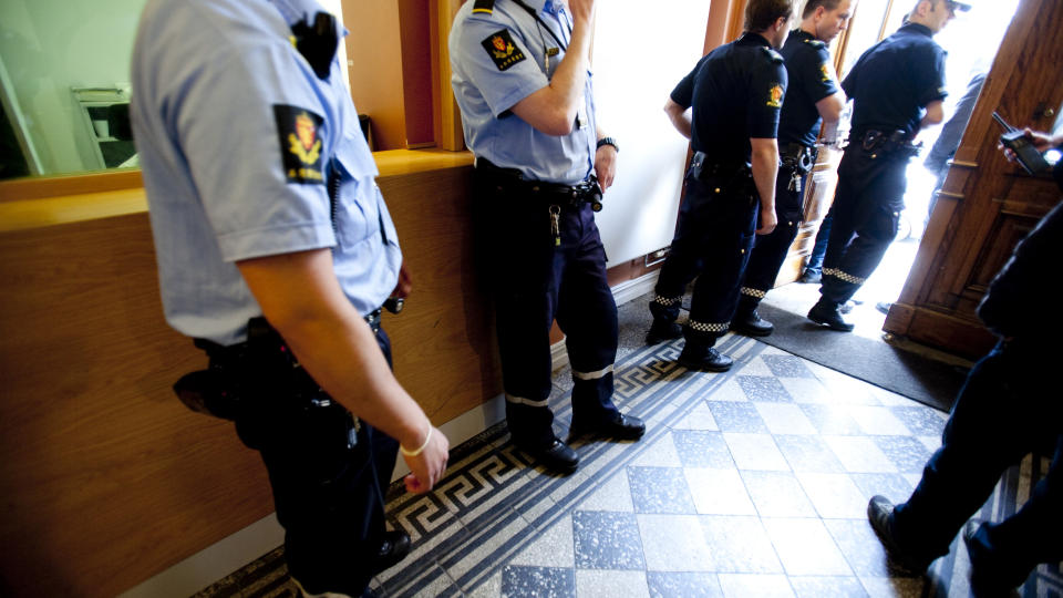 I RETTEN I DAG: Politiet rykket ut til Borgarting lagmannsrett i Oslo onsdag, etter at det ble meldt om uro i forbindelse med p�g�ende rettssak. Det hele l�ste seg imidlertid uten stor dramatikk. Foto: Stian Lysberg Solum/SCANPIX