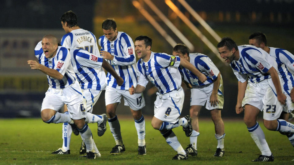 GRUNN TIL � FEIRE: Brighton and Hove-spillerne kan juble etter at eiendomsutvikleren Tony Bloom tar p� seg det �konomiske ansvaret for League One-klubben. Her jubler de etter � ha sl�tt ut Manchester City i Ligacupen i 2008.Foto: REUTERS/Kieran Doherty