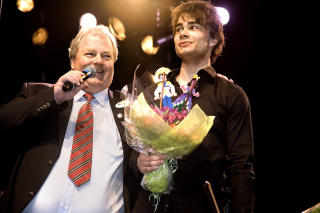 BLOMSTER: F�r Alexander ble smuglet ut bak scenen og f�r alle slapp ut av amfiet, mottok MGP-stjernen blomster fra messegeneral Arild Johansen. Foto: Anders Gr�nneberg