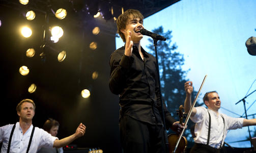 TILBAKE: Ikke akkurat Moskva. Her st�r en traust norsk gran i bakgrunn og betrakter Alexander Rybak og frikar. Foto: Anders Gr�nneberg