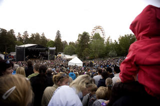 LANGT UNNA: Det var ikke lett � f� �ye p� en svartkledd superstjerne for de mange tusen framm�tte. Foto: Anders Gr�nneberg