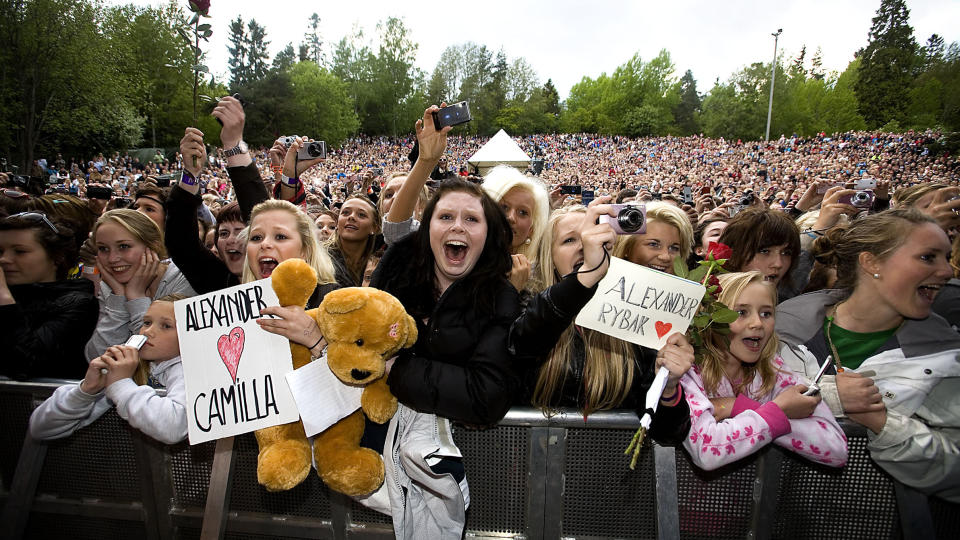 HYSTERIA: Ungpikene har fortapt sitt hjerte i Alexander Rybak. Da MGP-helten entret scenen, var decibelniv�et over skadegrensa og jentene hylte s� t�rene rant. Foto: Anders Gr�nneberg