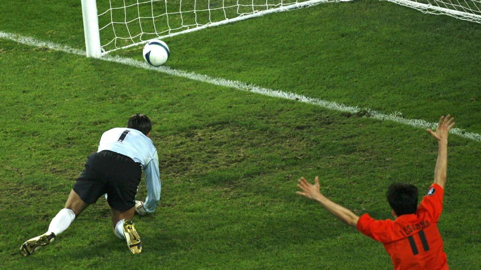 HUFFDA: Tim Wiese klarte ikke holde avslutningen fra Rodrigues Jadson, og dermed vant Shakhtar Uefa-cupen i kveld.Foto: REUTERS/Umit Bektas