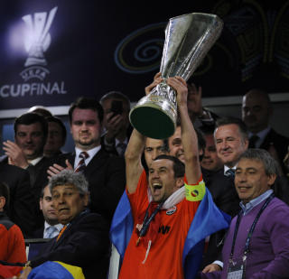 S� GLAD: Shakhtar-kaptein Dario Srna l�fter Uefa-cuptrof�et i Istanbul i kveld, etter at ukrainerne tok en fortjent seier mot Werder Bremen i finalen.Foto: AFP/DDP/David Hecker