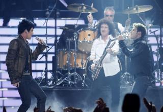 GODE VENNER: De to finalistene framf�rer �We Are The Champions�, med Queen-legenden Brian May p� gitar. Foto: REUTERS/Danny Moloshok/Scanpix