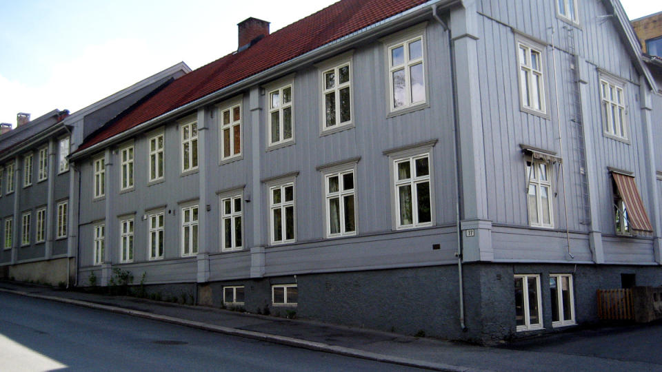 FUNNET D�D: Mannen ble funnet d�d i dette huset. Foto: Eirik Skarderud Jensen