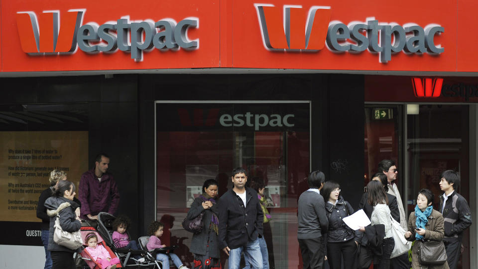 MILLIONUTBETALING: Et par fra New Zealand er p� r�mmen etter � at banken Westpac feilaktig utbetalte flere millioner dollar. Arkivfoto: AFP PHOTO/William WEST/Scanpix