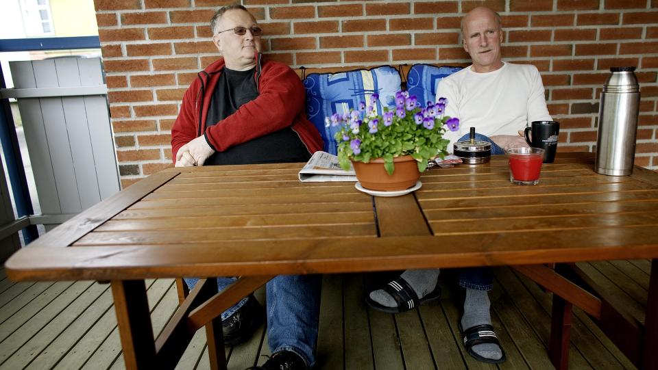 NABOER: Knut Stende og Alf Engen er naboer til mannen som ble knivstukket og drept i natt. Foto: Torbj�rn Gr�nning/Dagbladet