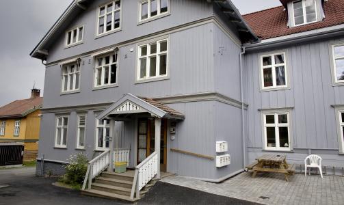 I LILLEHAMMER SENTRUM: Mannen ble funnet i sin leilighet i dette bygget. Foto: Torbj�rn Gr�nning/Dagbladet