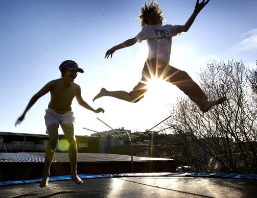 DEILIGE KVELDER: N� blir det deilig � leke ut til langt p� kveld. Foto: Gorm Kallestad / SCANPIX