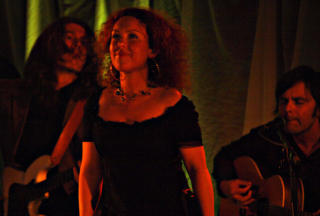 �PNET: Kristin Asbj�rnsen, her med Svante Henryson (tv) og Jostein Ansnes, var f�rste artist ut under �rets Nattjazz i Bergen. FOTO: TERJE MOSNES