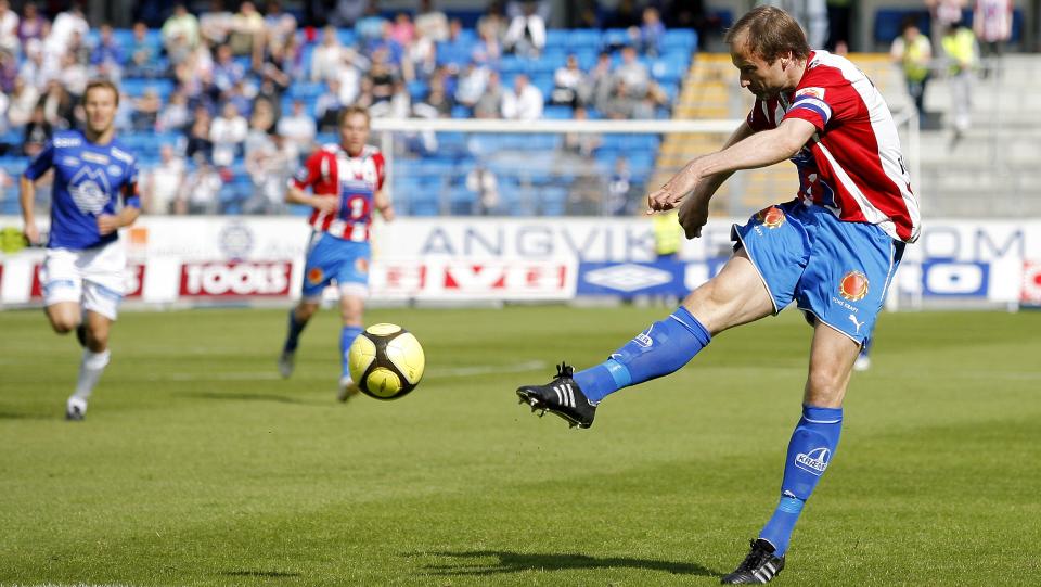 SKADEPROBLEMER: Troms�s Sigurd Rushfeldt skal til avgj�rende MR-unders�kelse i morgen. I verste fall kan karrieren v�re over. Her fra Molde-kampen tidligere i �r. 
Foto: Svein Ove Ekornesv�g / SCANPIX