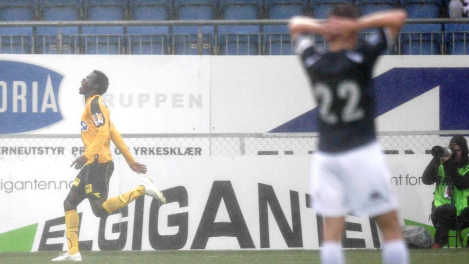 SNUDDE TIL SEIER: Emanuell Nosa Igiebor startet opphentingen for Lillestr�m da han relativt uhindret fikk ta ned Frode Kippes lange oppspill og ekspedere ballen videre i m�l.Foto: Stian Lysberg Solum / SCANPIX