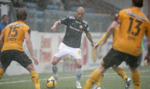 UTRIVELIG V�R: SIFs Steinar Pedersen mot LSKs Marus Johnsen (tv) og frode Kippe i uv�ret under eliteseriekampen i fotball mellom Str�msgodset og Lillestr�m i Drammen torsdag.
Foto: Stian Lysberg Solum / SCANPIX