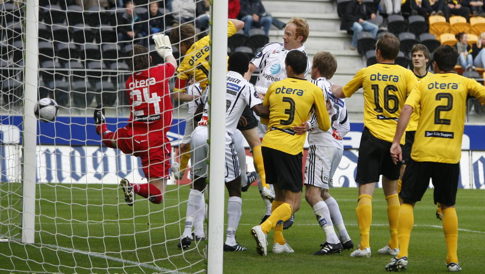 TOK LEDELSEN: Odds Kenneth Dokken krangler inn 1-0 mot Start. Men med en mann mindre i andre omgang m�tte Odd til slutt slippe tak p� seieren.
Foto: Tor Erik Schr�der  / SCANPIX
