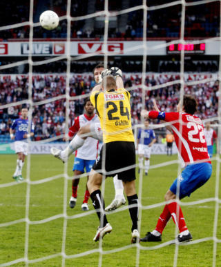 NY KEEPERTABBE: Tippeligaen har v�rt hjems�kt av keepertabber i det siste. Her bommer Johan Dahlin grovt n�r Kristofer H�stad header inn sitt f�rste av to. Foto: Kyrre Lien / SCANPIX