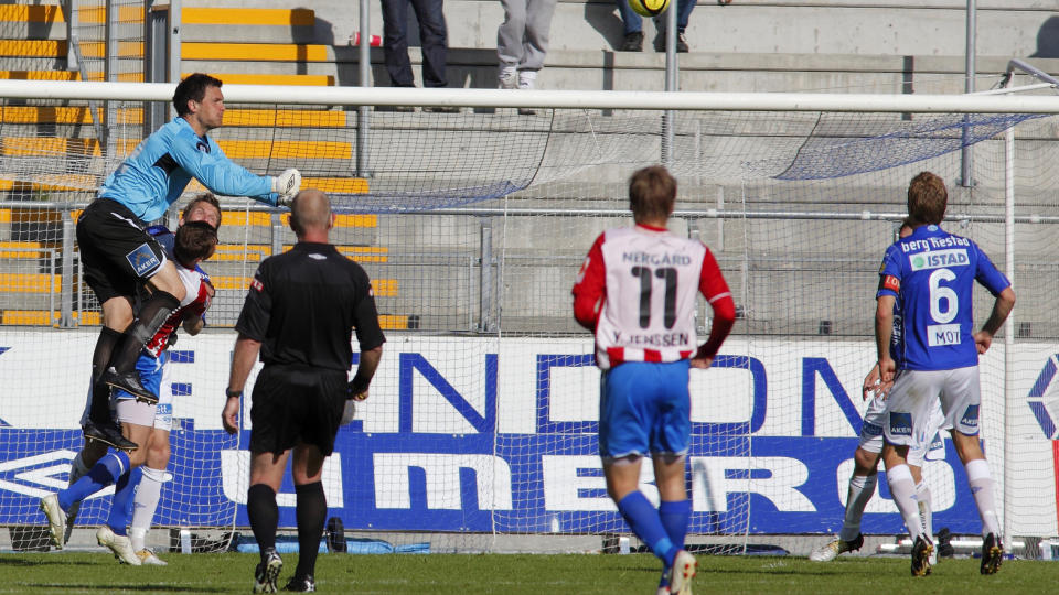 TABBE: Moldekeeper Jan Kjell Larsen med utboksningen som etterhvert f�rte til utlikning 1-1 mellom Molde og Troms� i g�r kveld.
Foto: Svein Ove Ekornesv�g / SCANPIX