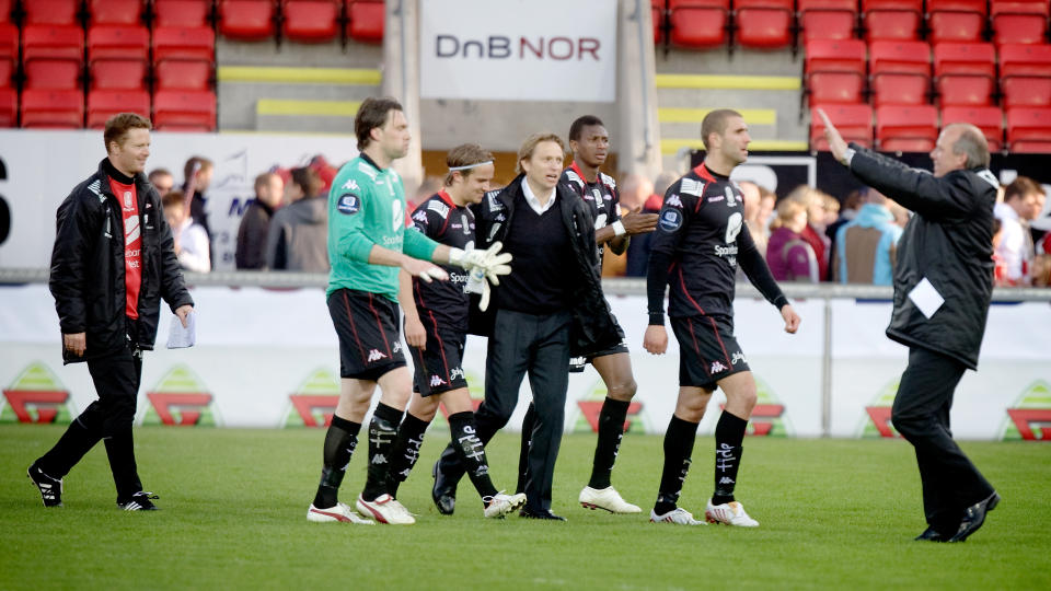 �RETS TREDJE SEIER: Steinar Nilsen feiret med Brann-gutta etter kampslutt. N� vil han ha bedre resultater hjemme i Bergen. Foto: Linn Cathrin Olsen  / SCANPIX