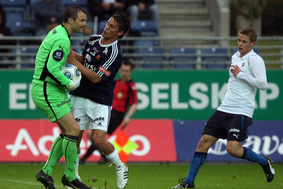 UNGE TALENTER:  Vegard Hedenstad scoret sitt f�rste Stab�k-m�l mot Viking i g�r kveld - med god hjelp av hjemmelagets m�lvakt Thomas Myhre.
Foto: Alf Ove Hansen / SCANPIX