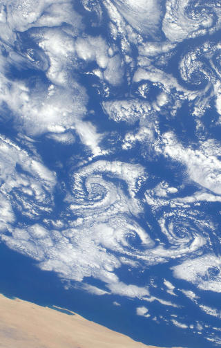 SKYER P� JORDA... skyldes som oftes �rsm� vanndr�per med en typisk diameter p� 0,01 mm. Foto: AFP PHOTO/NASA/SCANPIX