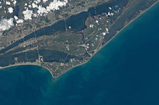 REGN OG TORDEN-FRYKT: Kennedy Space Center sett fra lufta. Etter planen skal Atlantis lande her i dag, men v�ret ser s� langt d�rlig ut. Det foreligger flere alternative landingsplasser i USA, i tillegg til en rekke n�dflyplasser verden over hvor romferja kan g� ned. Foto: AFP/NASA/SCANPIX