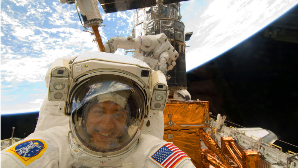 GREIT BILDE � HENGE P� VEGGEN: Nasa-astronaut Mike Massimino fotografert ute p� en spasertur i rommet. I en rekke sv�rt krevende operasjoner forlenget Atlantis-mannskapet Hubbles liv med minst fem �r, i tillegg til at teleskopet fikk nye instrumenter. Foto: AFP/NASA/SCANPIX