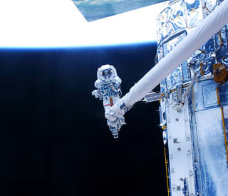FIN UTSIKT: Atlantis-astronaut John Grunsfeld under den femte og siste g�turen i rommet for � pusle med Hubble. Foto: SCANPIX/NASA.