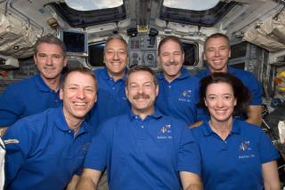 MANNSKAPET: Bak, fra venstre: Michael Good, Mike Massimino, John Grunsfeld and Andrew Feustel. Foran, fra venstre: Gregory C. Johnson, Scott Altman and Megan McArthur Foto: SCANPIX/AP Photo/NASA