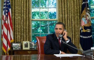 SKR�T: President Obama ringte Atlantis og hyllet de sju om bord. Foto: SCANPIX/AFP/Saul LOEB