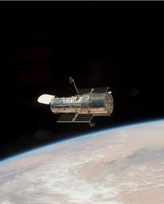 ADJ�: Et av de siste n�rbildene av Hubble, noensinne. Hun har f�tt fem servicebes�k etter oppskytinga i 1990. Dette var det siste. Foto: EPA/NASA/SCANPIX