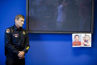 VANSKELIG SAK:  Michael Geier i Albuquerque-politiet under en pressekonferanse i g�r. - Denne saken har v�rt veldig emosjonell for alle oss i avdelinga, sier politisjef Ray Schultz. Foto:SCANPIX/AP Photo/Craig Fritz