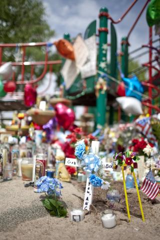 FUNNSTEDET: En mor som lekte med barna i parken gjorde det makabre funnet. Naboer har n� laget et minnested i lekeparken. Foto: SCANPIX/AP Photo/Craig Fritz