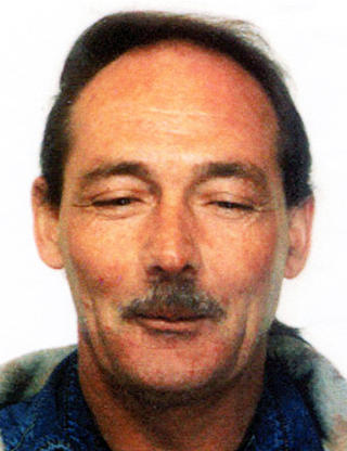 I S�KELYSET: Raymond Hewlett (64), som er d�mt for flere overgrep mot barn, er som sunket i jorda. Han befant seg i n�rheten av McCann-familien da Madeleine forsvant. Her fotografert av italiensk politi. Foto: POLITIET I MILANO