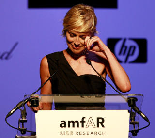 SHARON STONE: Sharon Stone var konferansier for amFar-innsamlingen under Cannes-festivalen. Her tar hun til t�rene i en r�rende minnemarkering over skuespilleren Natasha Richardson som d�de tidligere i �r. (FOTO: STELLA PICTURES)