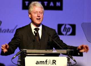 SOLGTE SAX: Bill Clinton auksjonerte bort sin saksofon, og samlet inn rundt 1 million til amFar. (FOTO: STELLA PICTURES)