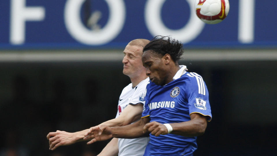 BLIR GJERNE I FULHAM: Brede Hangeland sier til Dagbladet at han ikke har noe �nske om � bytte klubb. Her i duell med Chelseas Didier Drogba. Foto: AP