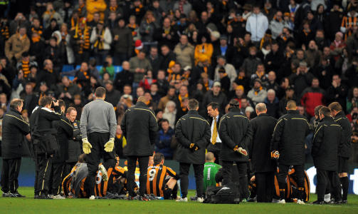 PAUSEKJEFT: Phil Brown nektet � slippe spillerne inn i garderoben etter den skrekkelige Hull-omgangen mot Manchester City 2. juledag. Foto: AFP