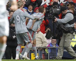 KAMERAKYSS: Steven Gerrard kysset et tv-kamera p� Old Trafford i ekstase. Foto: AP