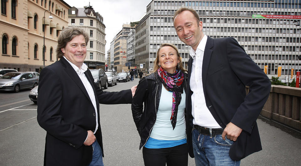 HEDRER ARNE BENDIKSEN: Trond Giske sponser Elin Aamodt og GramArt med 100 000 kroner til en ny musikkpris. Tore Bendiksen (t.v.) mener Giske har forst�tt hva GramArt st�r for. FOTO: HANS ARNE VEDLOG